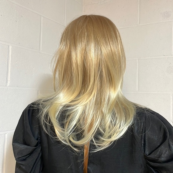 NWT 18” blonde wig classic light honey layers curtain bangs v light blonde ends - Picture 5 of 16